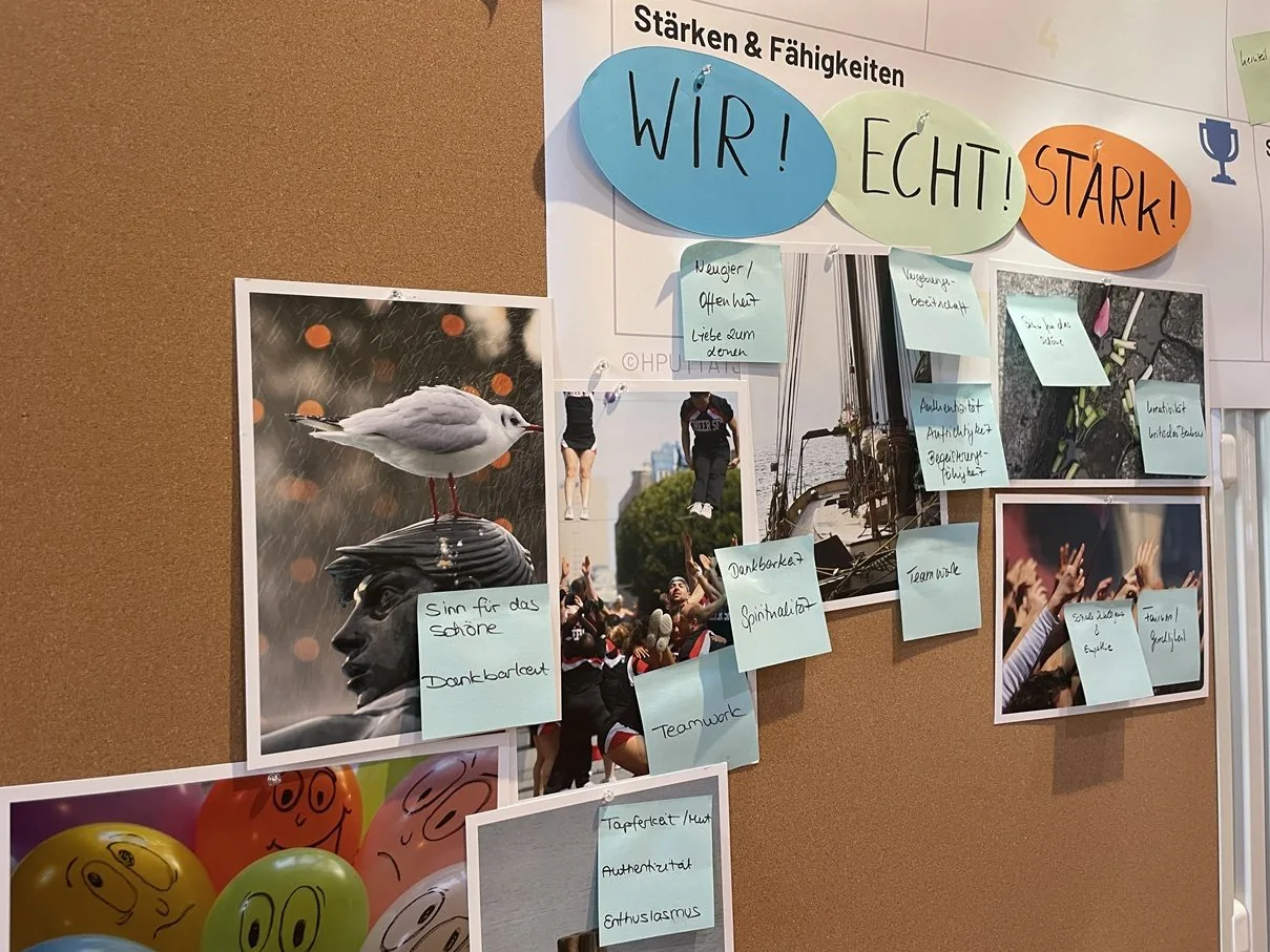 Flipchart mit der Aufschrift Wir echt stark aus einem Workshop