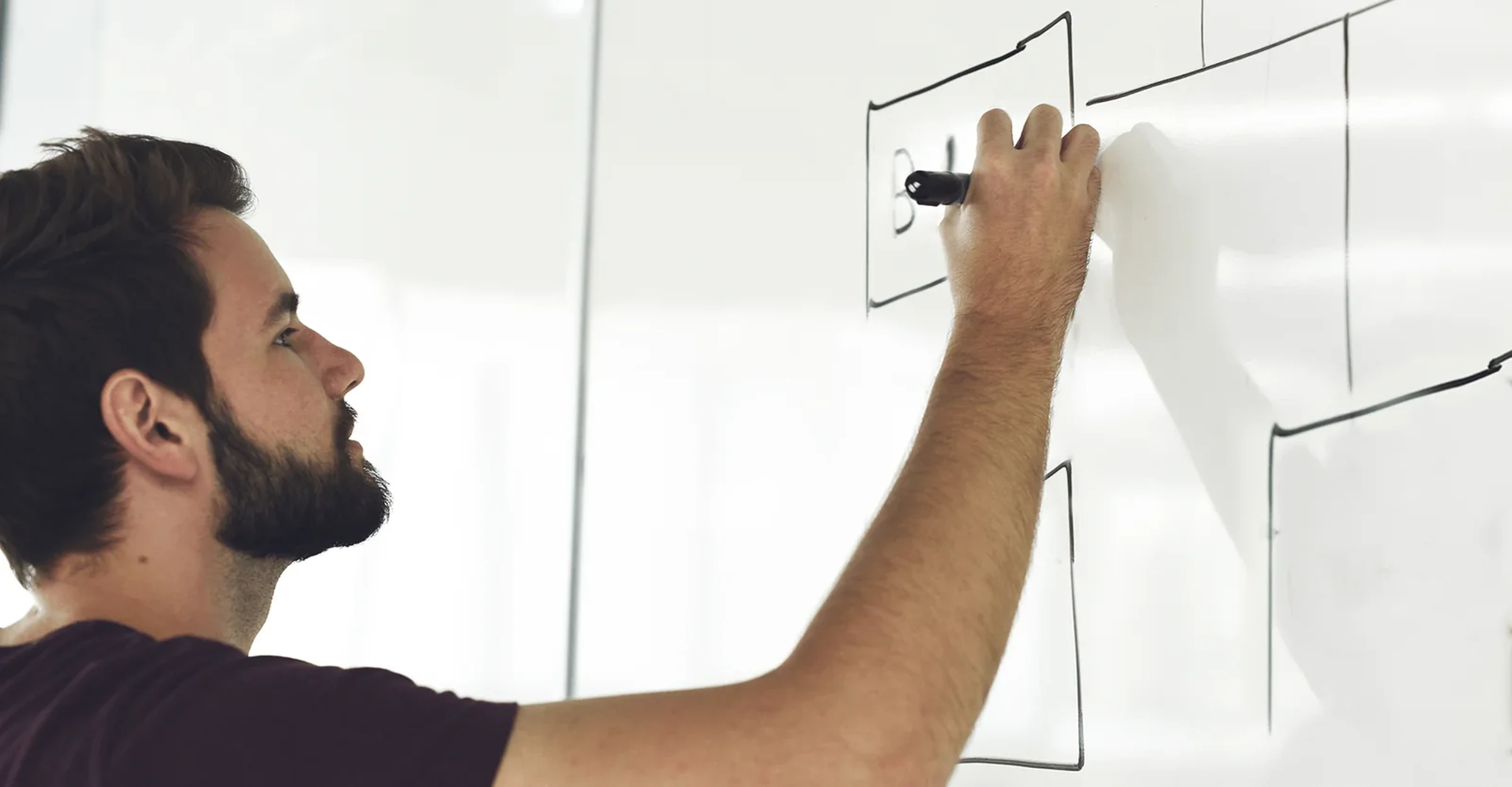 Mitarbeiter bei der Arbeit an einem Whiteboard