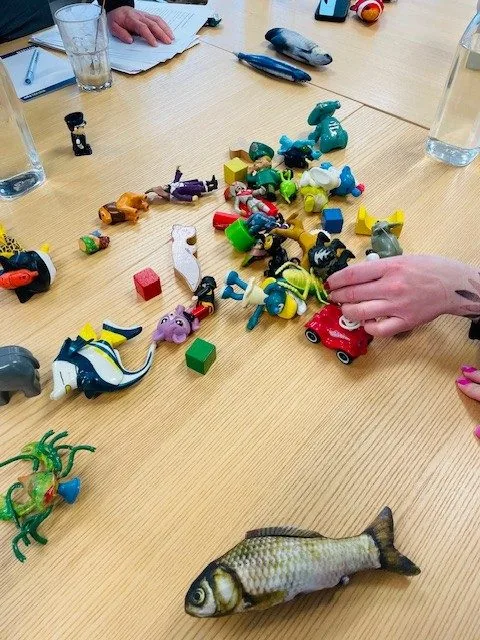 Aufgestellte Figuren aus einer Übung zur Zusammenarbeit